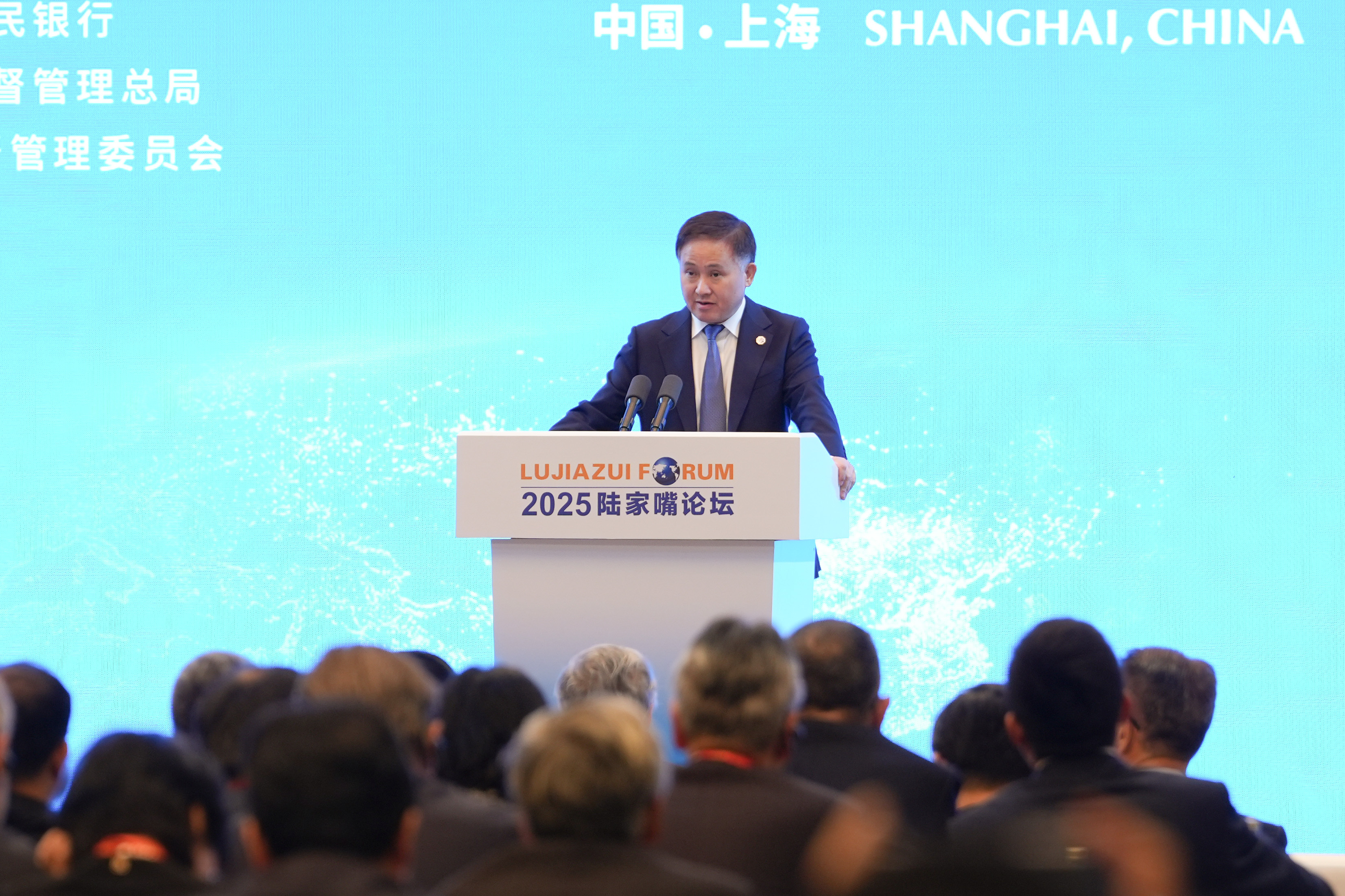 潘功胜照片.jpg
